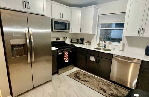Irvington House | Luxurious, Cozy and Spacious 6-bedroom escape with parking sleeps up to 16.