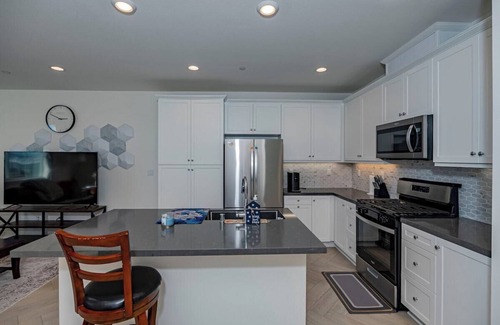 Ontario Apartment | Luxurious Cozy Ontario Home Ideal Family Retreat