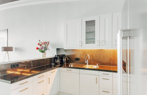 Makkum Cabin | Luxurious Dijkvilla Deluxe with a panoramic view of the IJsselmeer, a private sauna, and two patios at the exclusive Beach Resort Makkum.