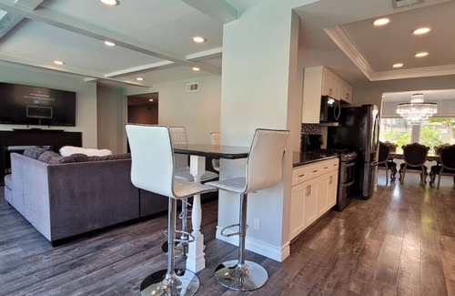 Santa Ana House | Luxurious Disneyland Pool Vacation House