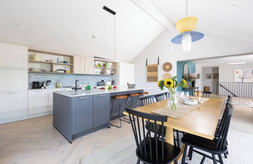 Portreath House | Luxurious Dog Friendly 5 Star Hot Tub Heaven By The Beach with Amazing Sea Views