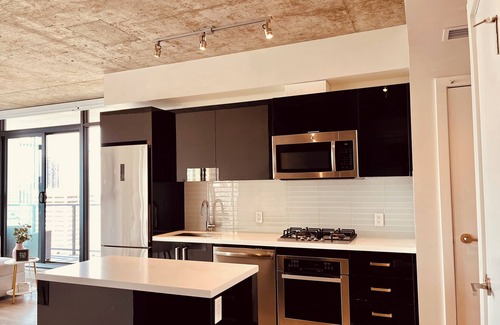 Connaught Condo | Luxurious downtown condo | pool | gym | A/C | heated underground parking