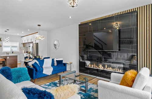 Old Strathcona House | ⭐Luxurious Downtown Duplex⭐ Magnificent ⭐Stylish ⭐Modern ⭐Sleeps 7