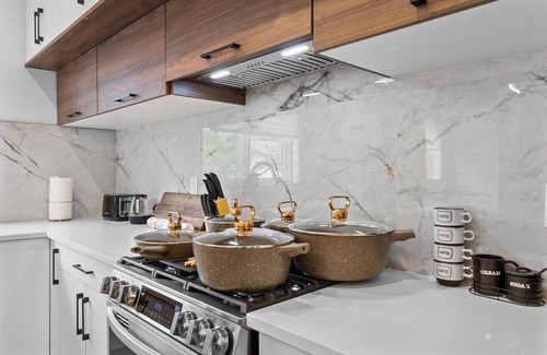 Old Strathcona House | ⭐Luxurious Downtown Duplex⭐ Magnificent ⭐Stylish ⭐Modern ⭐Sleeps 7