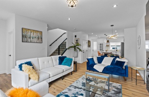 Old Strathcona House | ⭐Luxurious Downtown Duplex⭐ Magnificent ⭐Stylish ⭐Modern ⭐Sleeps 7