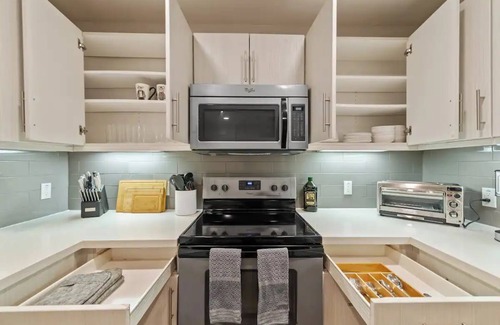 University City Apartment | Luxurious Dual Master Suites, King Bed l Pool/Spa!