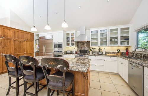 Healdsburg House | Luxurious Enchanting Healdsburg estate style retreat, sleeps 12, pool, firepit