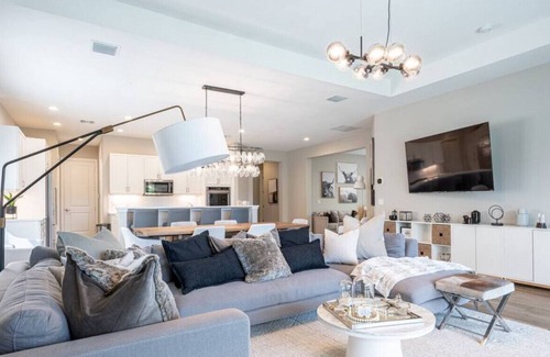 Parkland House | Luxurious Family Home - Spacious Kitchen & BBQ
