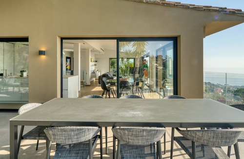 Roquebrune-Cap-Martin Villa | Luxurious renovated 3 bedroom villa with sea view ROQUEBRUNE CAP MARTIN