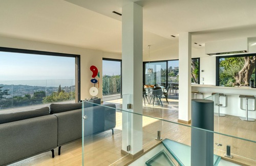 Roquebrune-Cap-Martin Villa | Luxurious renovated 3 bedroom villa with sea view ROQUEBRUNE CAP MARTIN