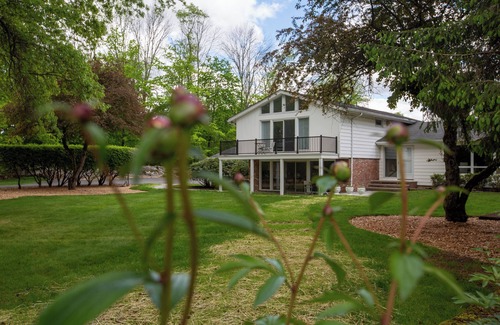 Andover House | Luxurious, fully renovated 5 bedroom home great indoor & outdoor living spaces