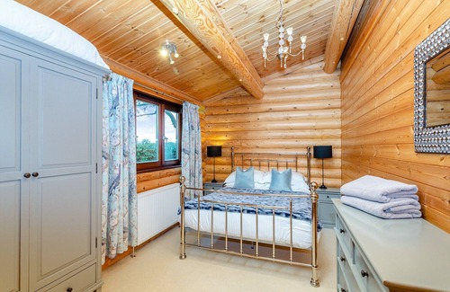 Carlton-in-Cleveland Cabin | Luxurious real log lodge.