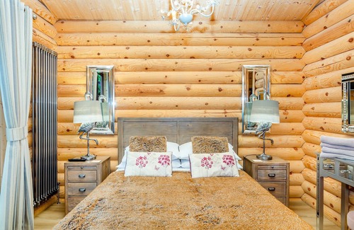 Carlton-in-Cleveland Cabin | Luxurious real log lodge.