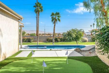 Indio House | Luxurious Getaway Near Coachella Stagecoach Pool Putting Green Parking Firepit Sleeps 11