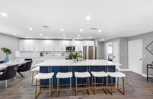 Temple Terrace House | Luxurious Golf Course Retreat