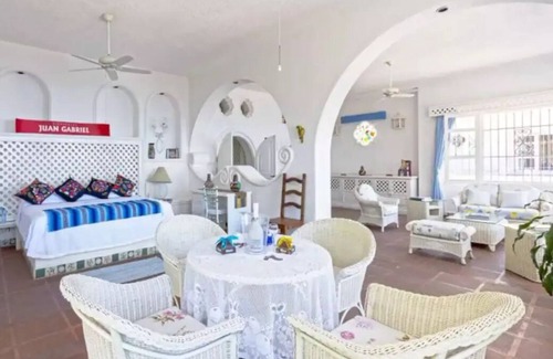 La Condesa House | Luxurious house of "Juan Gabriel" in Acapulco Bay
