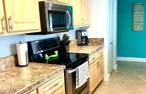 Port Charlotte House | Luxurious Haven: Poolside Paradise for 11, Steps from Punta Gorda's Best!