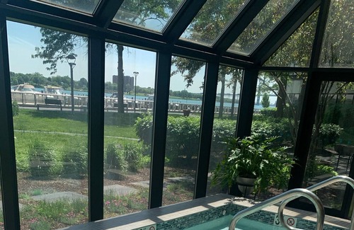 Detroit Apartment | Luxurious High Rise Downtown Apartment With Tons Of Amenities And River View