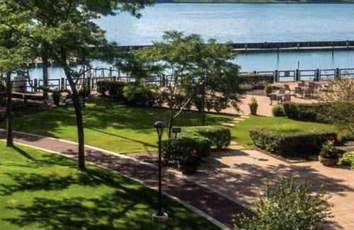 Detroit Apartment | Luxurious High Rise Downtown Apartment With Tons Of Amenities And River View