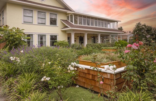 Lincoln Acres Villa | Luxurious Historic 3 Acre Starkey Estate/Pool/Hot Tub/Pool Table/Sleeps 46