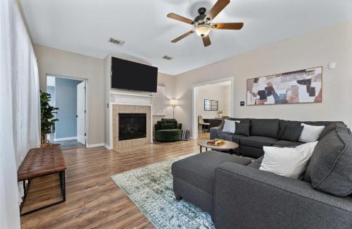 Willis House | Luxurious Home with Huge Pool