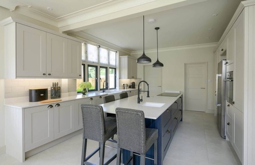 Cheltenham House | Luxurious House, Lodge & Garden, Private Parking