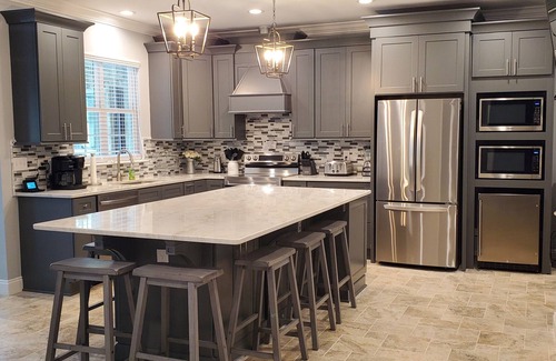 Foley House | Luxurious House ~Sleeps 25/7 baths~Private Pool/Spa & Pickleball Ct, Pets/Beach