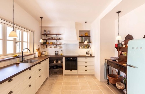 Albunuelas Cottage | Luxurious house with pool, views, and parking.