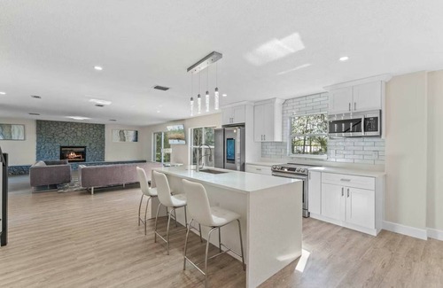 Florida Central Atlantic Coast House | Luxurious Lakefront Retreat near Universal Studios