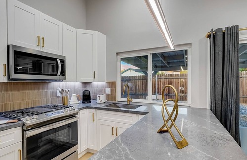 Estates at Canyon Crest House | Luxurious Mid-Century Riverside Retreat Near UCR