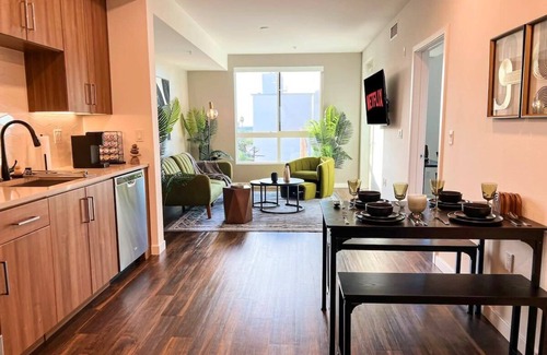 Beverly Hills Apartment | Luxurious Mid-Hollywood (City View+Free Parking) 10min to Universal Studios