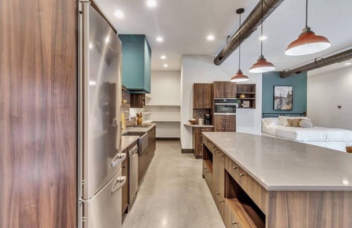 Star House | Luxurious, Modern 1 King Bed Downtown Star Studio