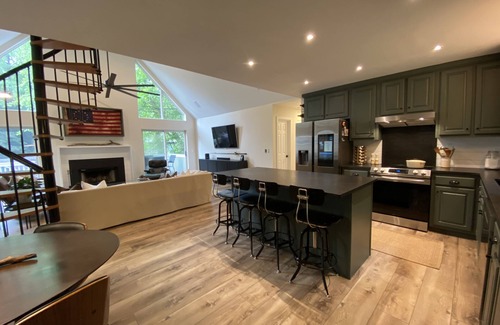 Wiley House | Luxurious Modern Cottage ~on~ Lake Burton