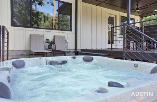 Dawson House | Luxurious Modernism with Private Hot Tub and Garage