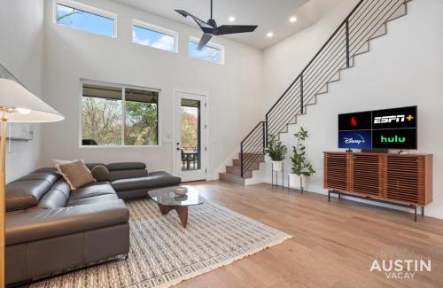 Dawson House | Luxurious Modernism with Private Hot Tub and Garage