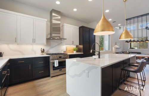 Dawson House | Luxurious Modernism with Private Hot Tub and Garage