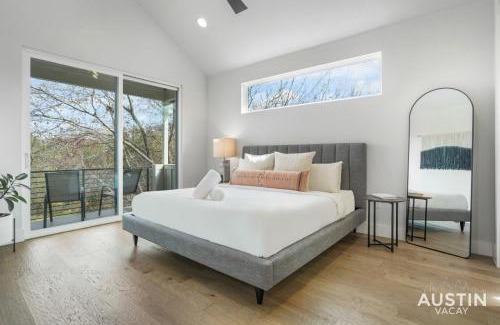 Dawson House | Luxurious Modernism with Private Hot Tub and Garage