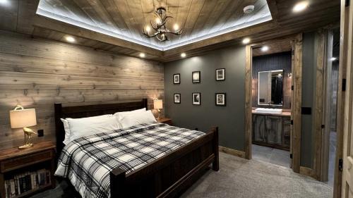 Duck Creek Village House | Luxurious Mountain Cabin with Sauna, Hot Tub, and Outdoor Fireplace, Perfect for a Relaxing Weekend Getaway in Utah