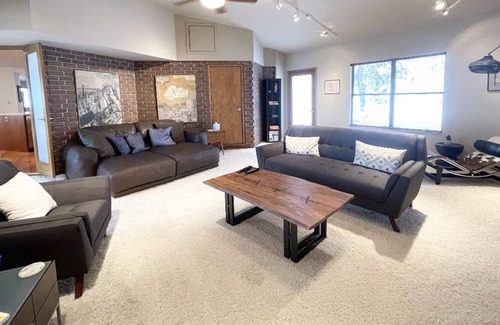 Holladay House | Luxurious Mountainside Home