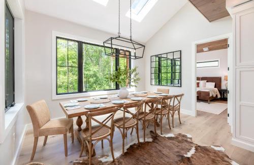 Lincoln House | Luxurious Mountain Retreat Hot Tub Pool Table