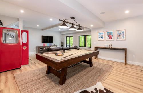 Lincoln House | Luxurious Mountain Retreat Hot Tub Pool Table