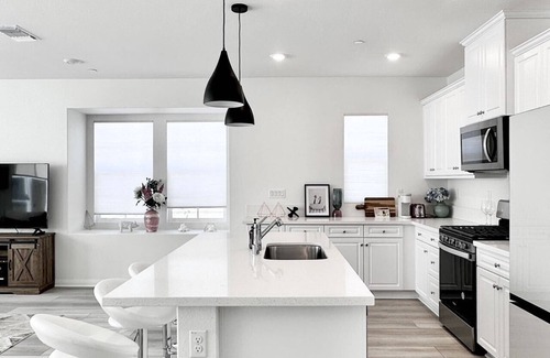 Ontario House | Luxurious New Home Rental /可中文