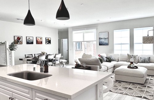 Ontario House | Luxurious New Home Rental /可中文