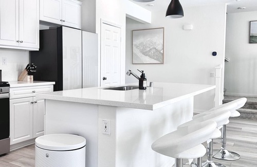Ontario House | Luxurious New Home Rental /可中文