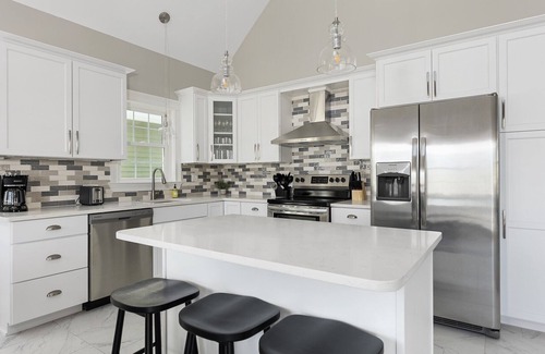 North End House | Luxurious, Newly Constructed 4BR on Beach Block