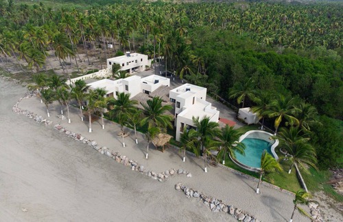 Zihuatanejo de Azueta Villa | Luxurious oceanfront villa in Buenavista, 15 minutes from Ixtapa Zihuatanejo!