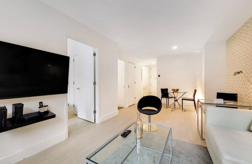 Rose Hill Apartment | Luxurious One Bedroom in High Rise Above