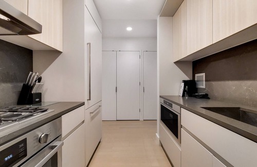 Rose Hill Apartment | Luxurious One Bedroom in High Rise Above