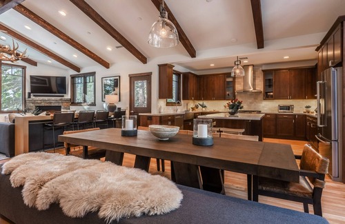 Mammoth Lakes House | Luxurious, One of a Kind Home on Golf Course. 2 Private Hot Tubs & Gas Grill