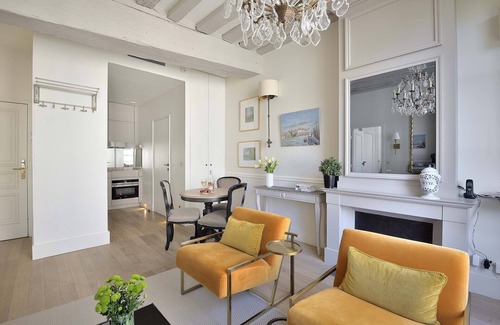 Paris City Center Apartment | Luxurious Parisian Perfection - Île de la Cité-Notre Dame-Cafes